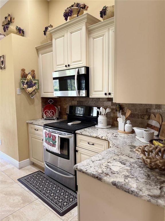 Image 14 of property listing at 701 WHITE IVEY COURT, Apopka, FL 32712