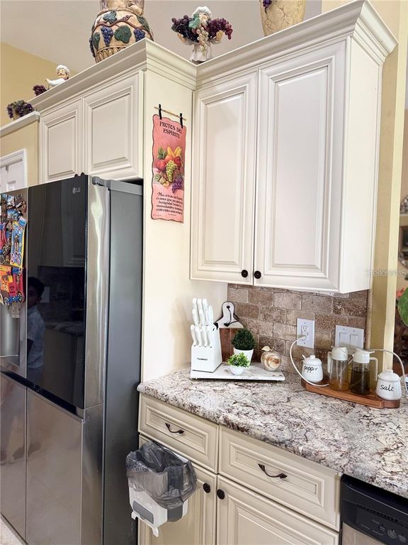 Image 17 of property listing at 701 WHITE IVEY COURT, Apopka, FL 32712