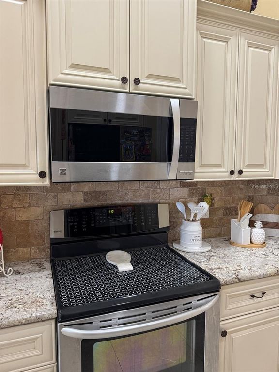 Image 18 of property listing at 701 WHITE IVEY COURT, Apopka, FL 32712