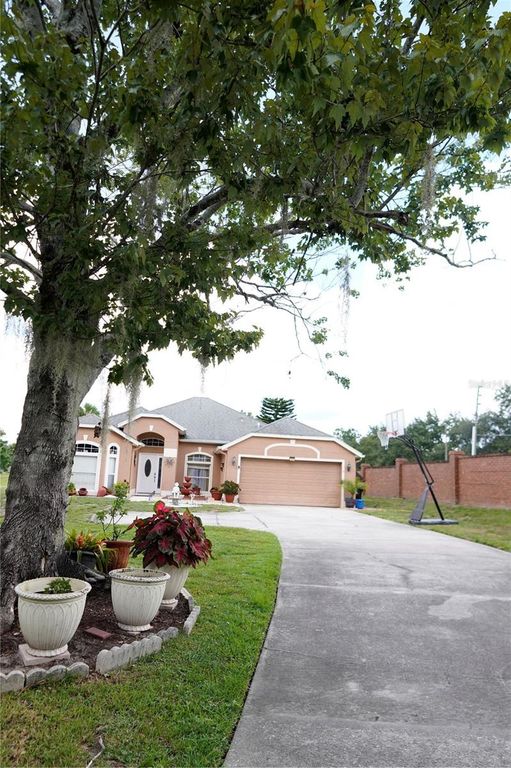 Image 5 of property listing at 701 WHITE IVEY COURT, Apopka, FL 32712