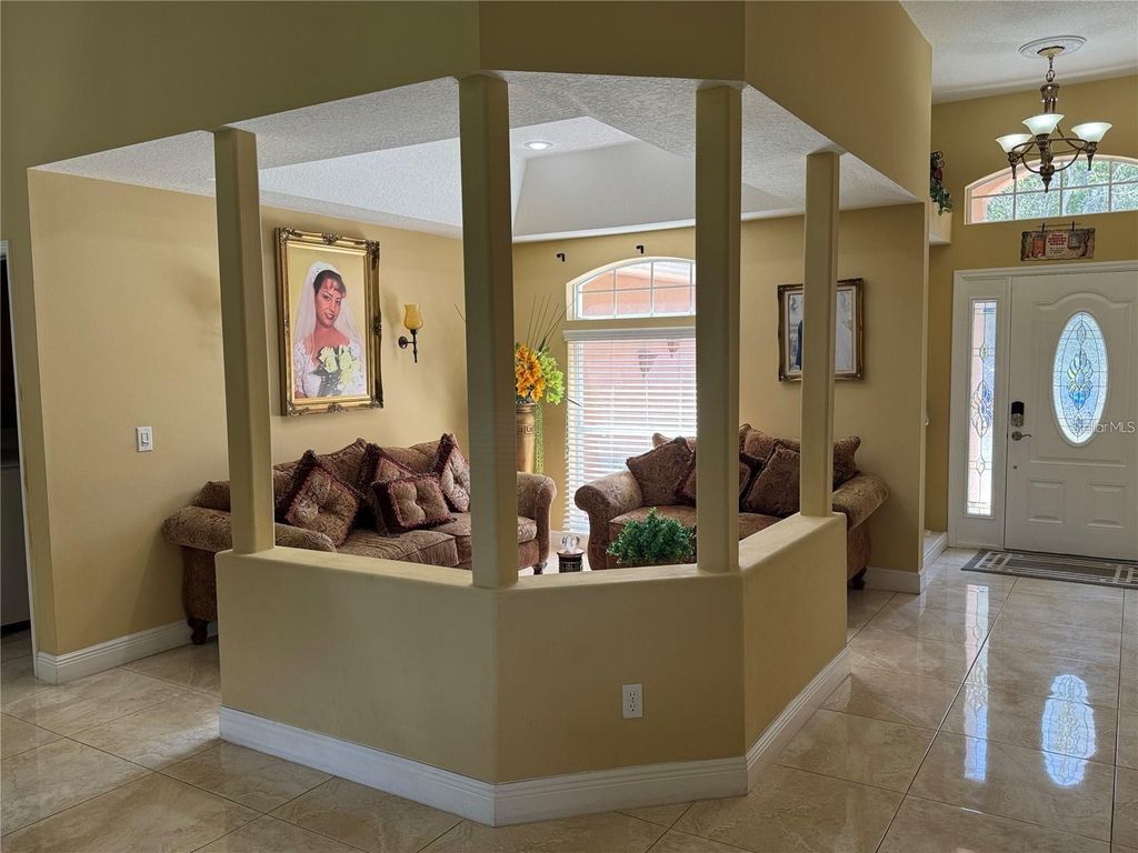 Image 9 of property listing at 701 WHITE IVEY COURT, Apopka, FL 32712
