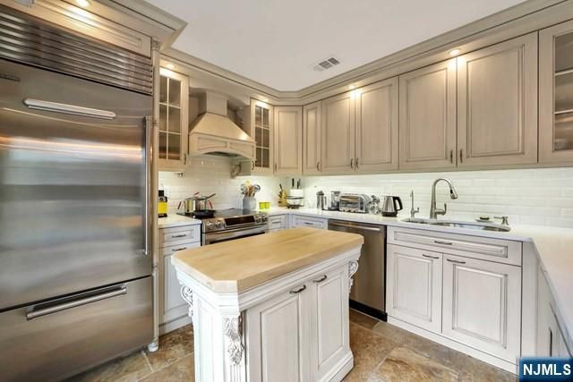 549 Windsor Drive 549, Palisades Park, NJ 07650