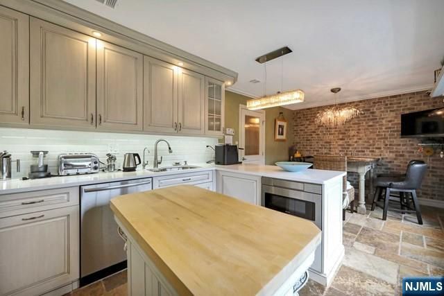 549 Windsor Drive 549, Palisades Park, NJ 07650