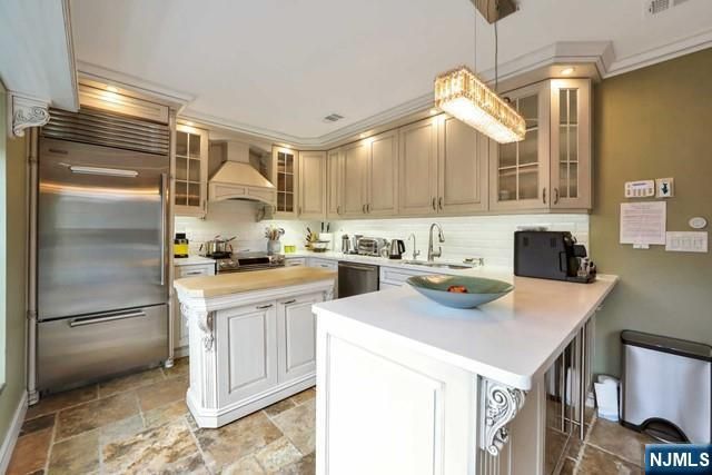 549 Windsor Drive 549, Palisades Park, NJ 07650