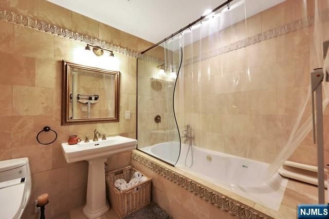 549 Windsor Drive 549, Palisades Park, NJ 07650