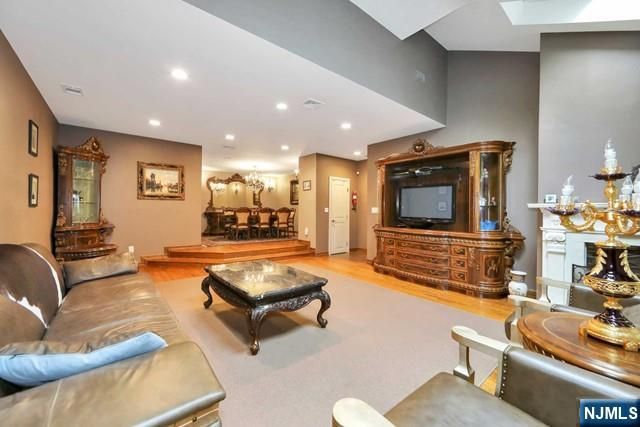 549 Windsor Drive 549, Palisades Park, NJ 07650