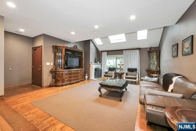 549 Windsor Drive 549, Palisades Park, NJ 07650