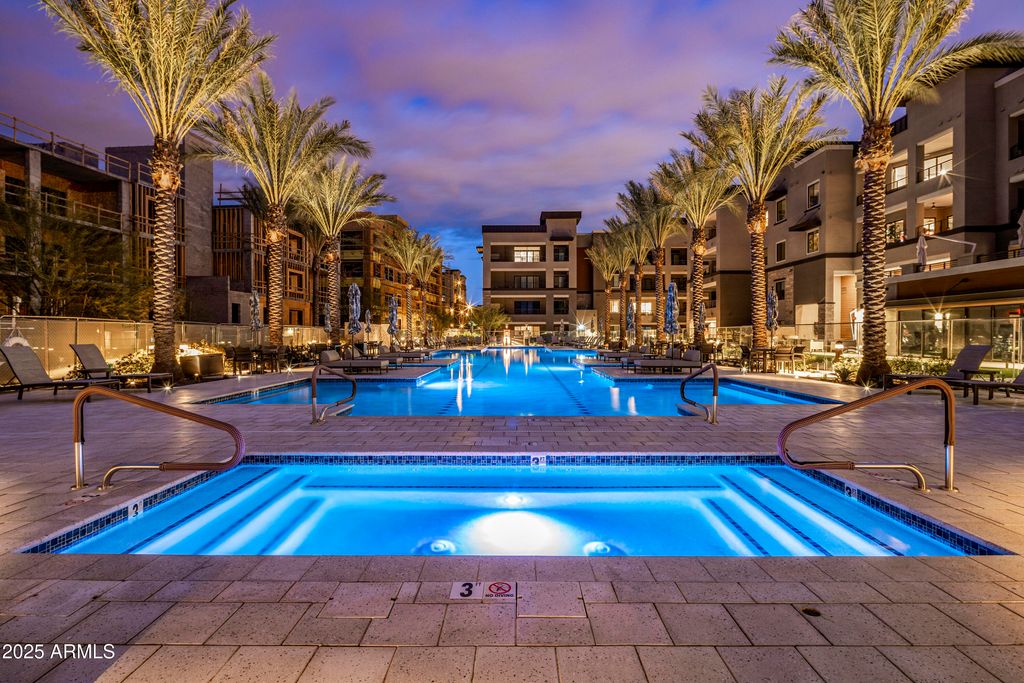 5250 E DEER VALLEY Drive 332, Phoenix, AZ 85054 — exterior