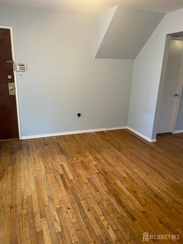1105 N Oaks Boulevard N, North Brunswick, NJ 08902