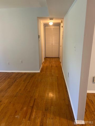 1105 N Oaks Boulevard N, North Brunswick, NJ 08902