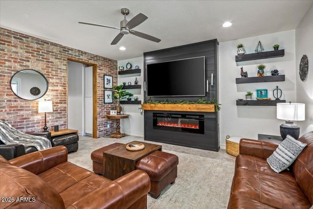 3748 W BINGHAM Drive, New River, AZ 85087