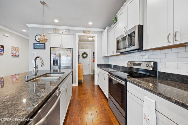 8819 Sanctuary Ln, Louisville, KY 40291