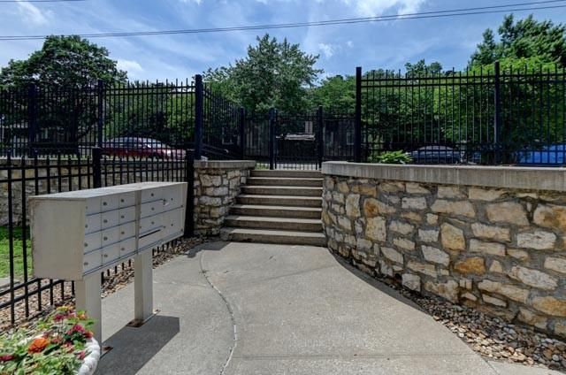 4157 Roanoke Road 12, Kansas City, MO 64111
