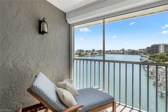 10682 Gulf Shore DR C305, Naples, FL 34108