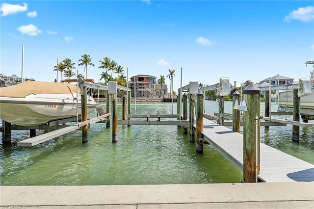 10682 Gulf Shore DR C305, Naples, FL 34108