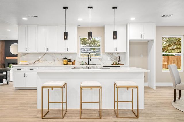 1513 S Lee Street, Alvin, TX 77511