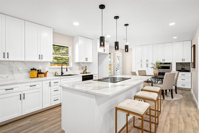 1513 S Lee Street, Alvin, TX 77511