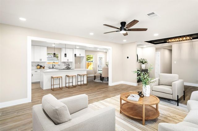 1513 S Lee Street, Alvin, TX 77511