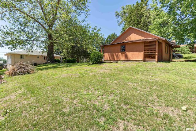 1102 N PARKWAY Drive, Pekin, IL 61554