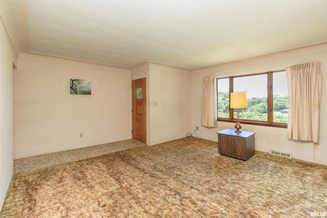1102 N PARKWAY Drive, Pekin, IL 61554