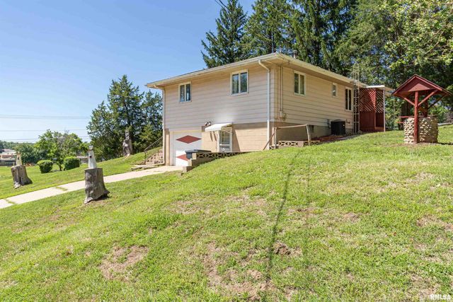 1102 N PARKWAY Drive, Pekin, IL 61554