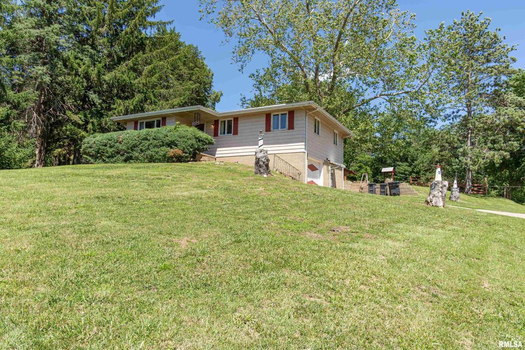 1102 N PARKWAY Drive, Pekin, IL 61554
