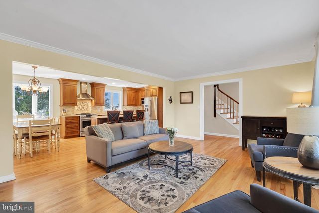 10 WOOSAMONSA RD, Pennington, NJ 08534