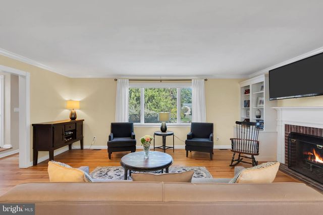 10 WOOSAMONSA RD, Pennington, NJ 08534
