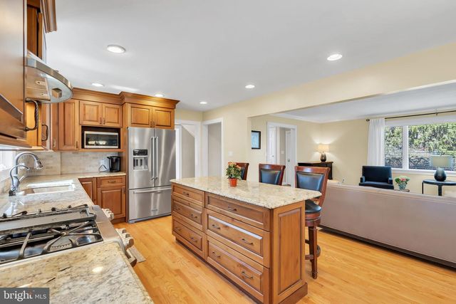 10 WOOSAMONSA RD, Pennington, NJ 08534