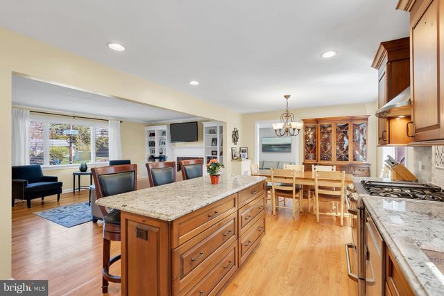 10 WOOSAMONSA RD, Pennington, NJ 08534