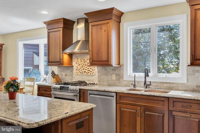 10 WOOSAMONSA RD, Pennington, NJ 08534