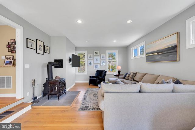 10 WOOSAMONSA RD, Pennington, NJ 08534