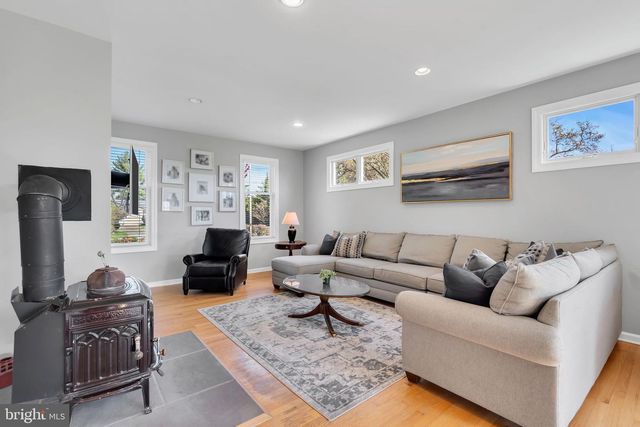 10 WOOSAMONSA RD, Pennington, NJ 08534