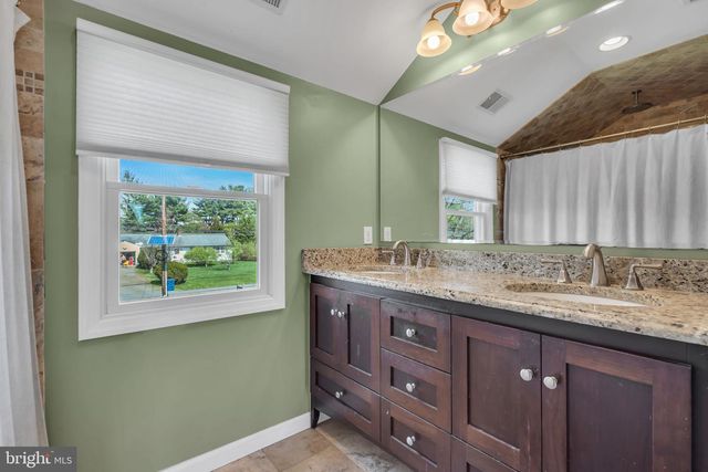 10 WOOSAMONSA RD, Pennington, NJ 08534