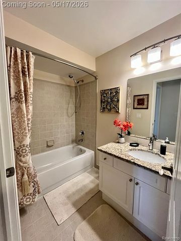 3624 N Oakmonte Boulevard 82, Rochester, MI 48306