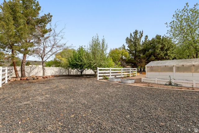 8375 N DIAMOND VALLEY DR, St. George, UT 84770