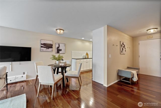 1600 43rd Avenue E #201, Seattle, WA 98112