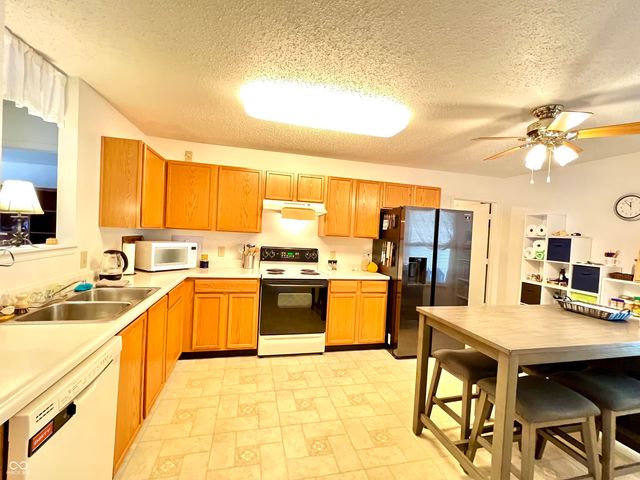 949 Runnymede Drive, Greenfield, IN 46140
