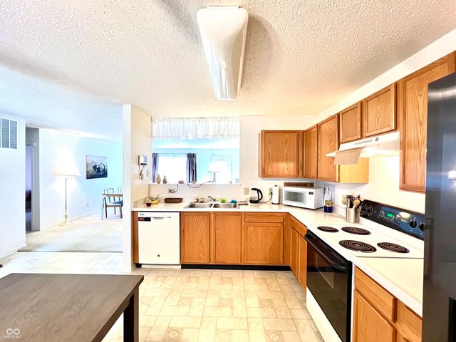 949 Runnymede Drive, Greenfield, IN 46140