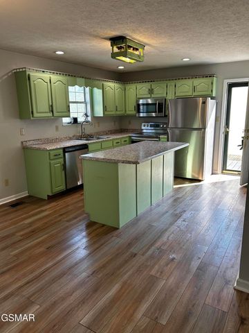151 W Meeting Street, Dandridge, TN 37725