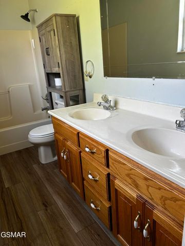151 W Meeting Street, Dandridge, TN 37725