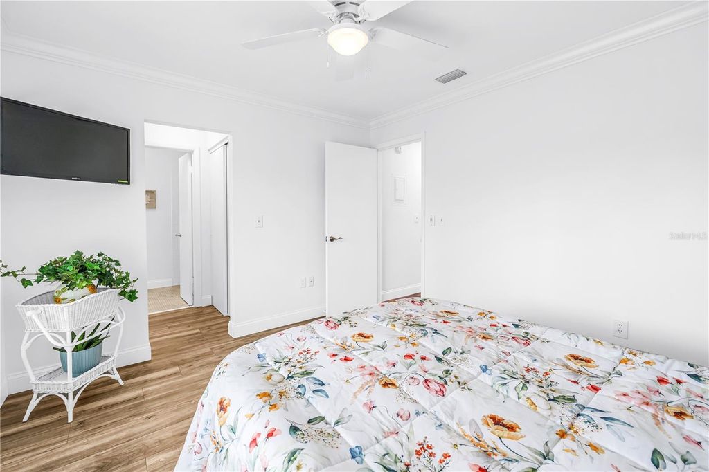 Image 11 of property listing at 4207 34TH AVENUE DRIVE W, Bradenton, FL 34205