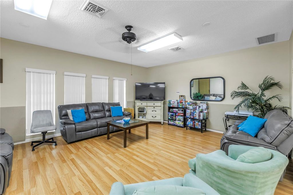 Image 33 of property listing at 4207 34TH AVENUE DRIVE W, Bradenton, FL 34205
