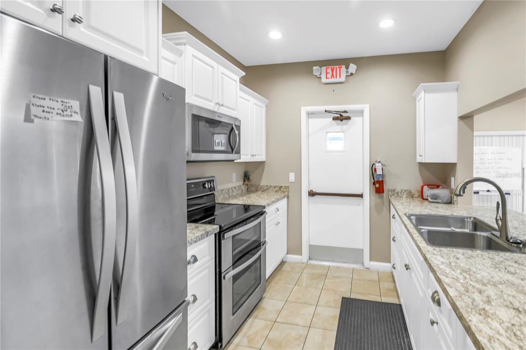 Image 34 of property listing at 4207 34TH AVENUE DRIVE W, Bradenton, FL 34205