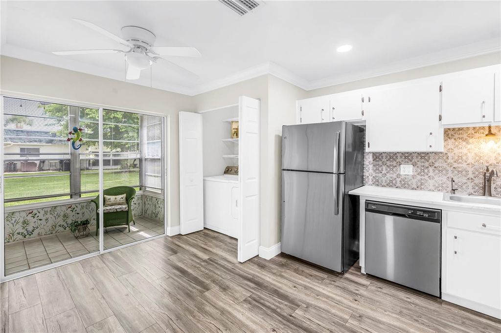 Image 5 of property listing at 4207 34TH AVENUE DRIVE W, Bradenton, FL 34205