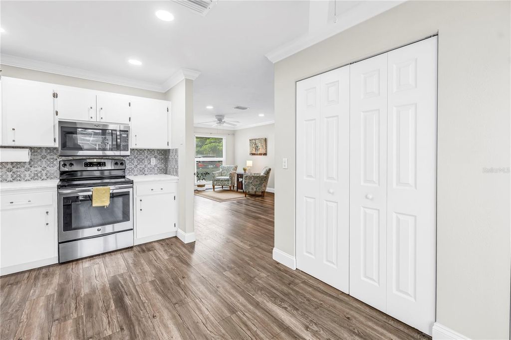 Image 6 of property listing at 4207 34TH AVENUE DRIVE W, Bradenton, FL 34205