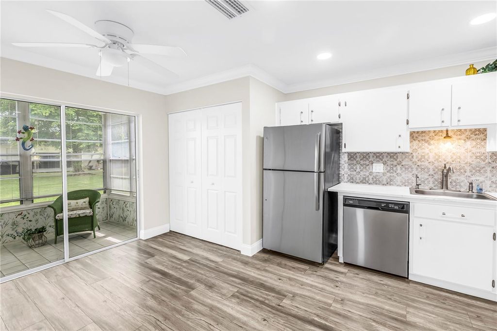 Image 7 of property listing at 4207 34TH AVENUE DRIVE W, Bradenton, FL 34205