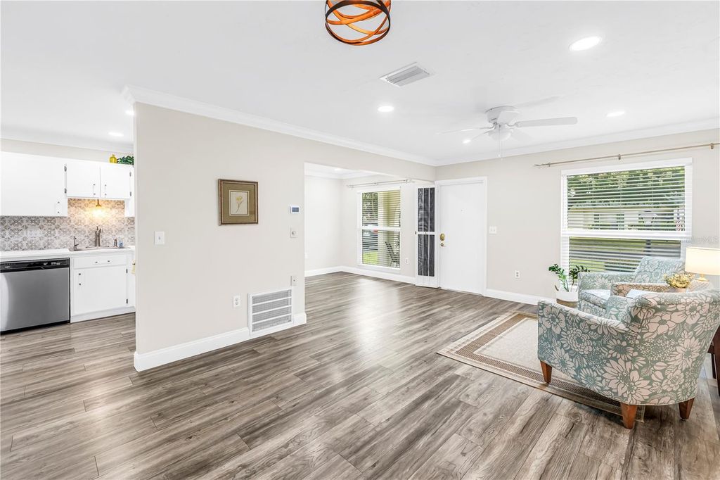 Image 10 of property listing at 4207 34TH AVENUE DRIVE W, Bradenton, FL 34205