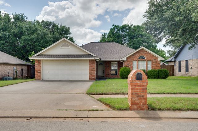 215 Linda Street, Aubrey, TX 76227