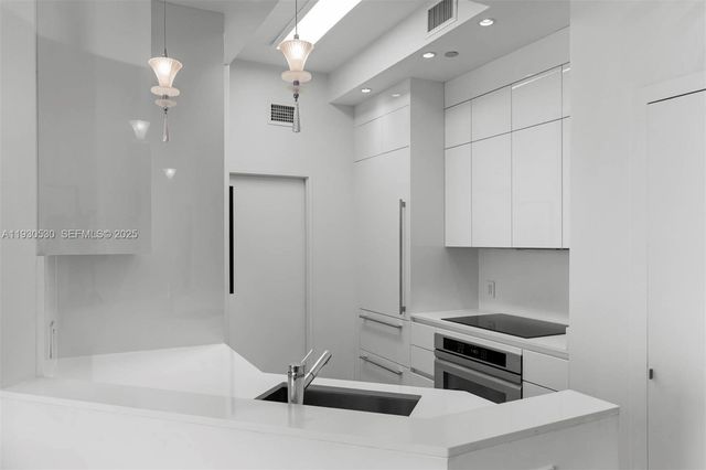 888 Brickell Key Dr 2606, Miami, FL 33131